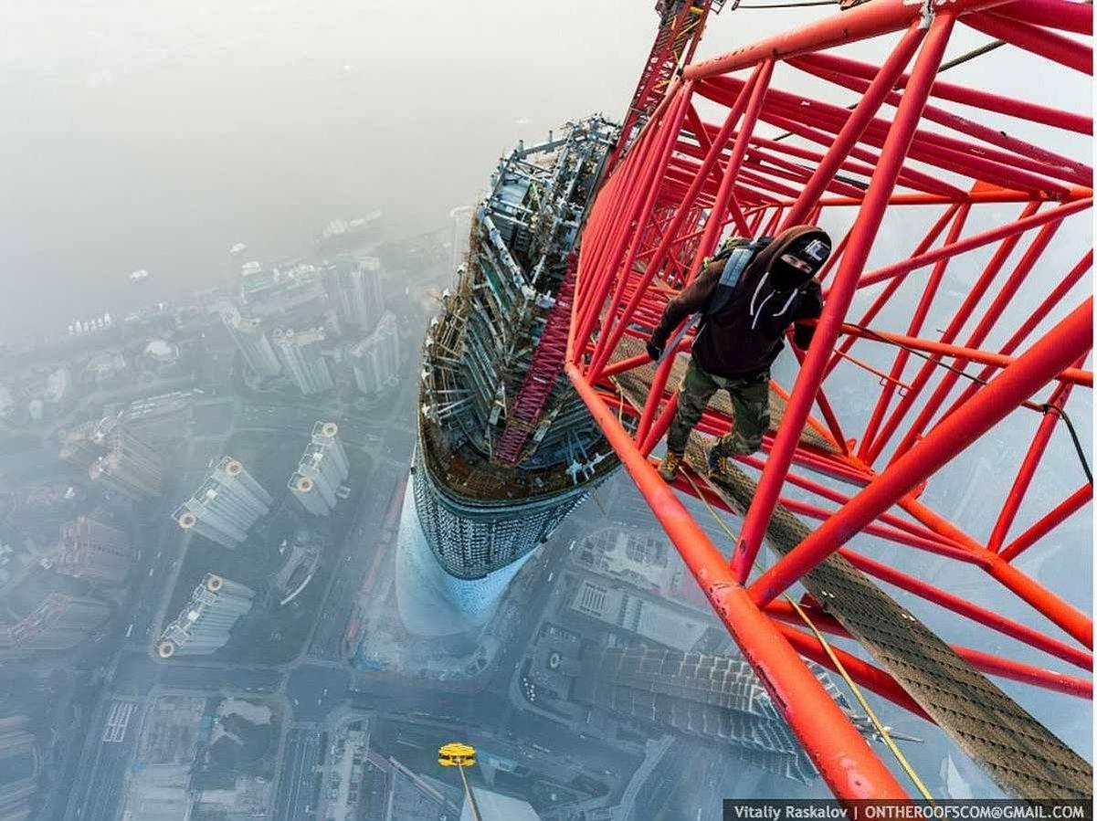 Los fotógrafos también subieron al punto más alto de la Torre Shanghai usando grúas de acceso delimitado únicamente a empleados