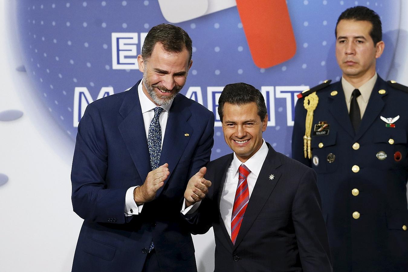 Don Felipe, sonriente, con el presidente de México