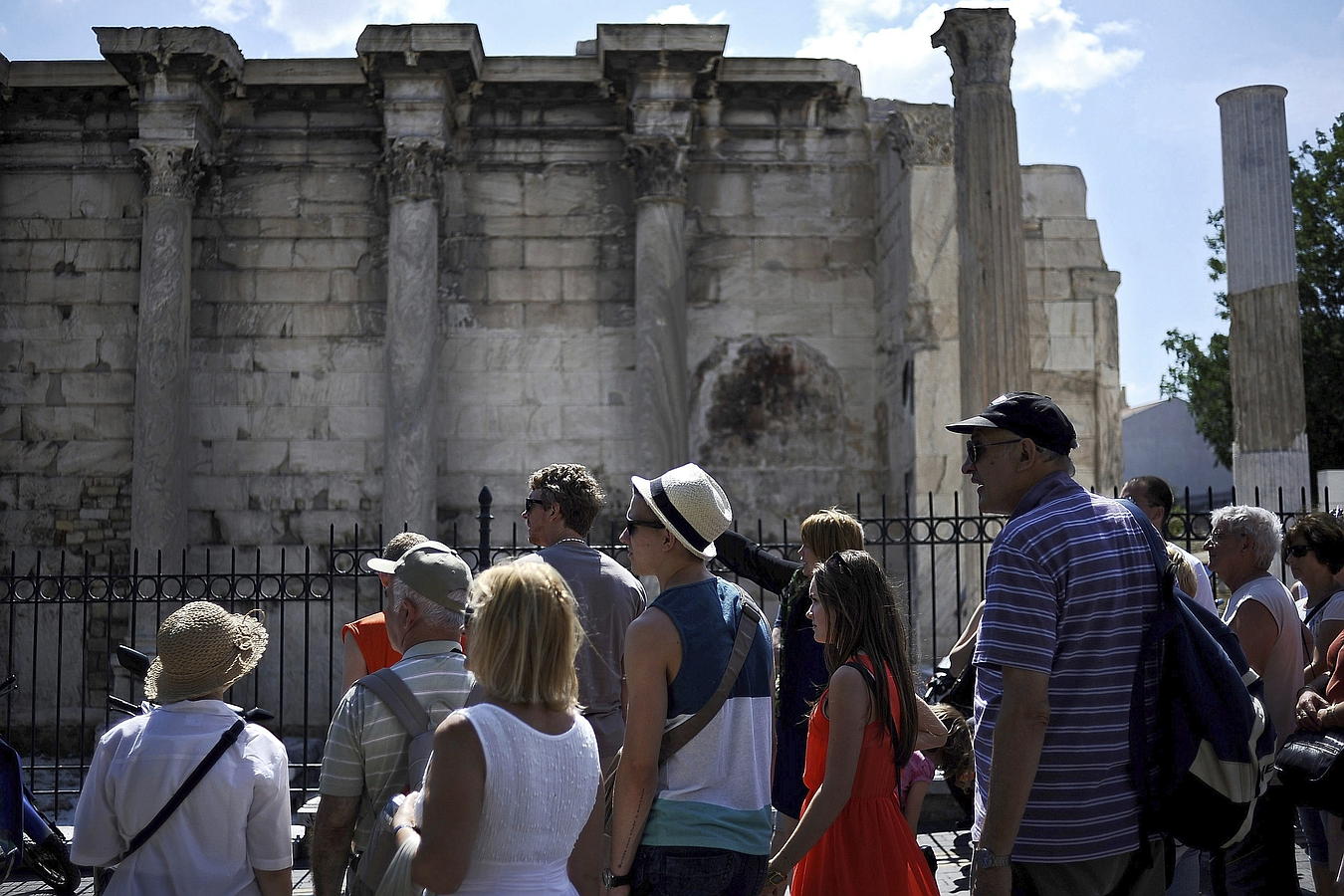 Turistas visitando la Biblioteca de Adriano en Atenas