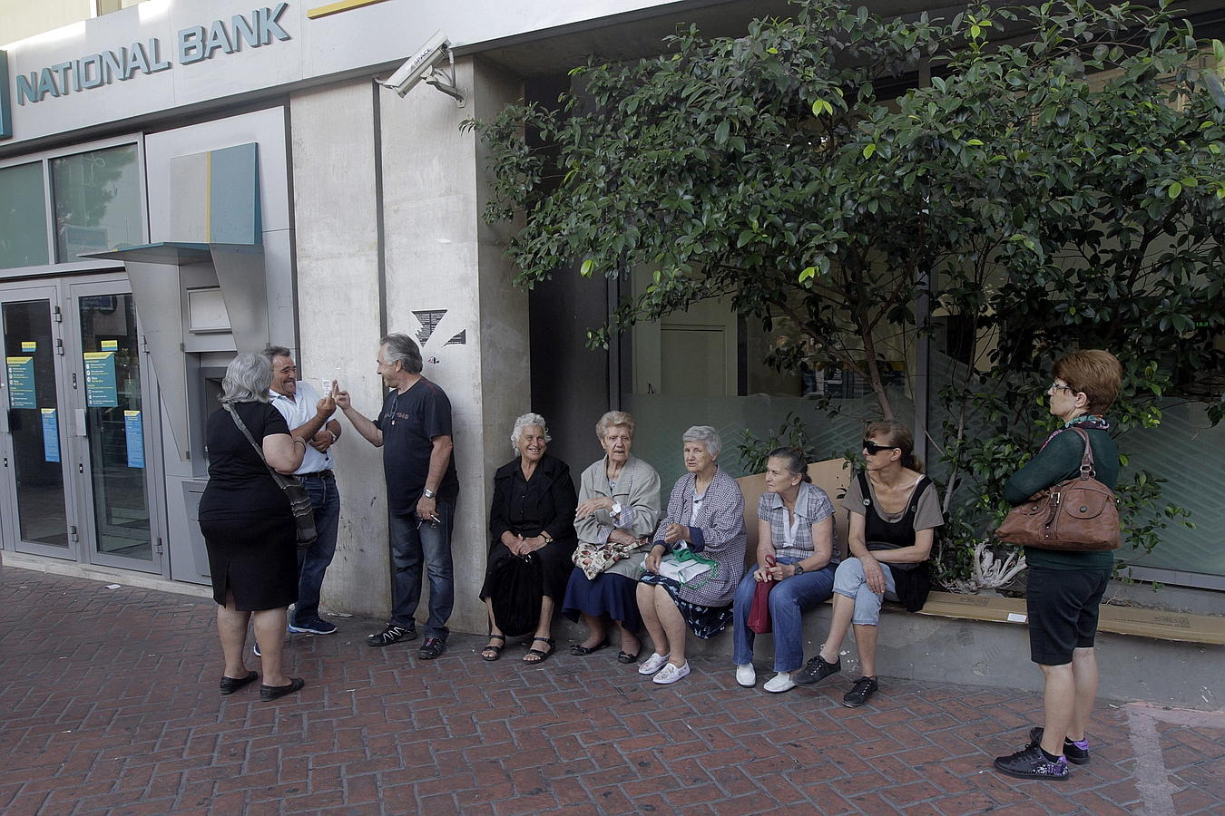 Griegos esperando ante el Banco Nacional