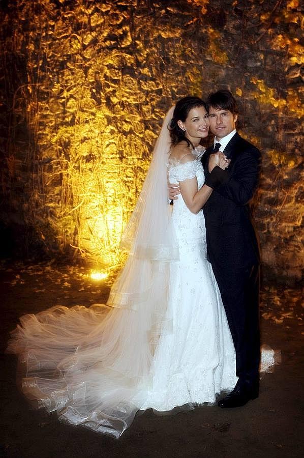 La pareja se casó por el rito de la Cienciología en una romántica ceremonia en Italia el 18 de noviembre de 2006, tras una pedida de matrimonio en lo alto de la Torre Eiffel. El actor anunció en una rueda de prensa el compromiso