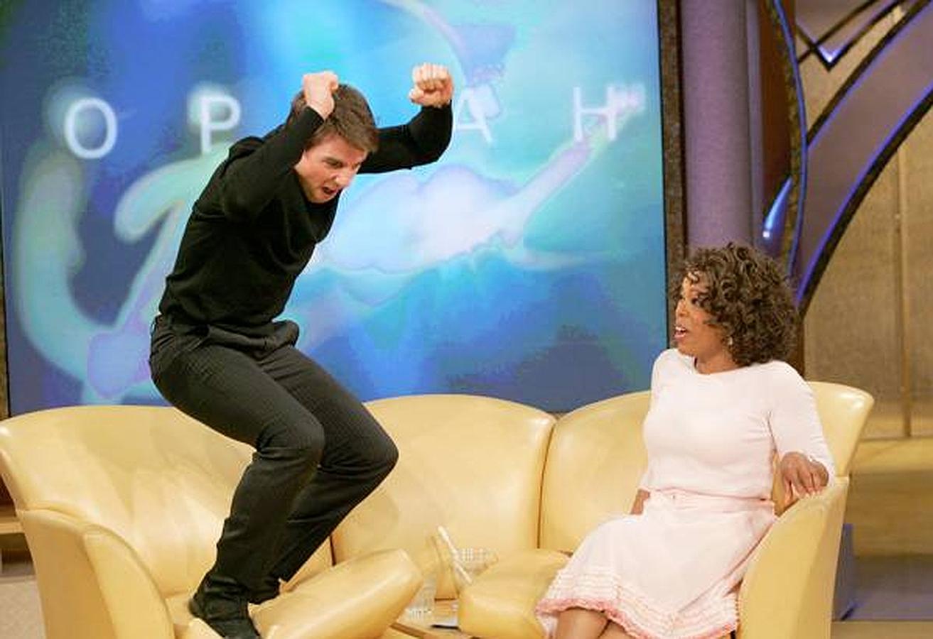 Durante una visita al programa de Oprah Winfrey, Tom Cruise empezó a gritar su amor por Katie Holmes saltando en el sofá amarillo de la presentadora