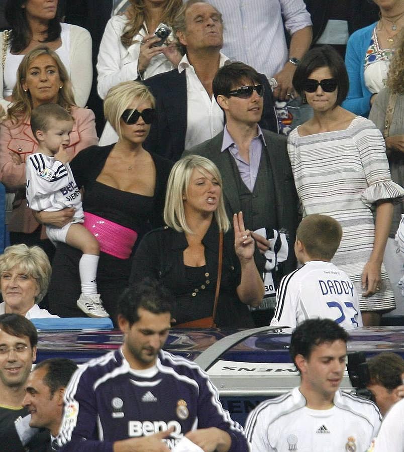 Tom Cruise y Katie Holmes junto a Victoria Beckham y sus hijos en el Santiago Bernabéu para ver un partido de David Beckham