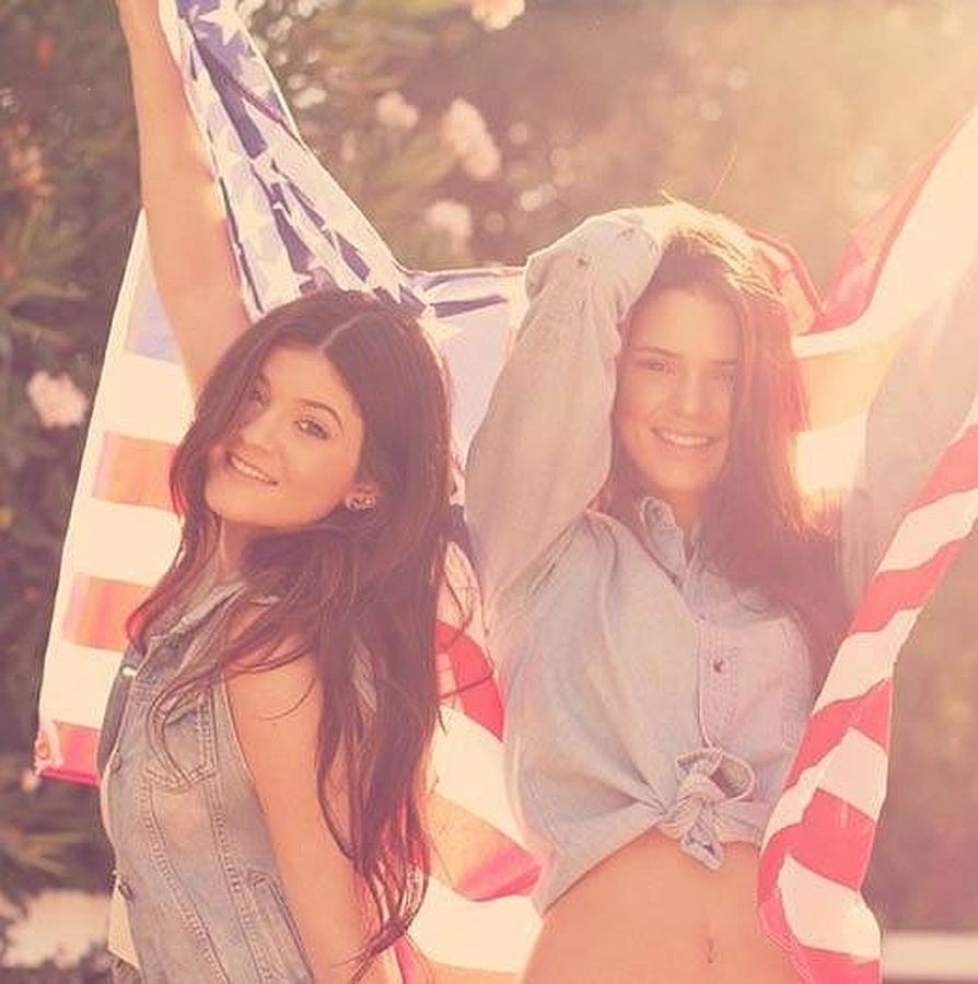 No lo parecen, pero son Kylie y Kendall Jenner. Con camisas vaqueras y la bandera, las benjaminas del clan Kardashian disfrutaban de uno de sus primeros posados