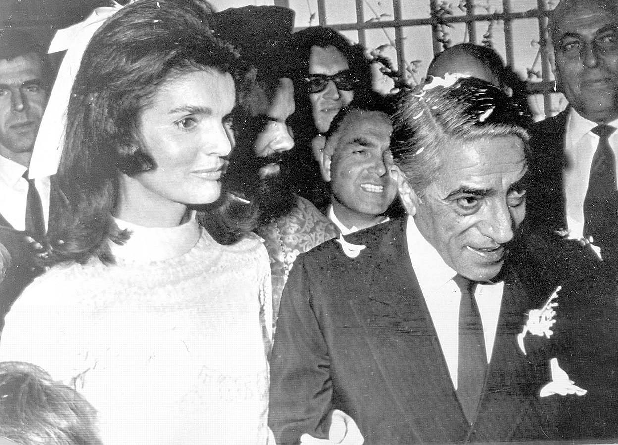 Jackqueline Kennedy coge del brazo a su segundo esposo, Aristóteles Onassis, el día de su boda