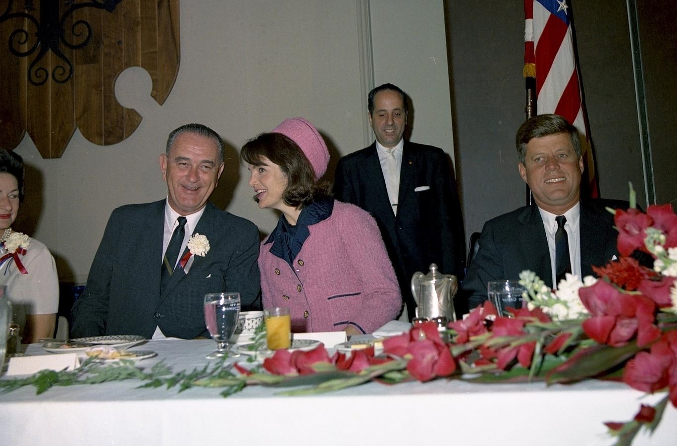 El vicepresidente Lyndon Johnson, Jacqueline Kennedy y el presidente Kennedy en un desayuno en el Fort Worth Hotel Texas