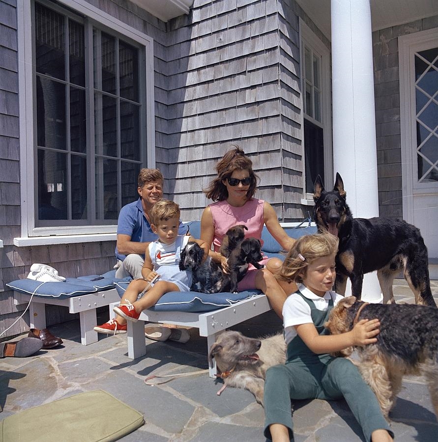 El ex presidente John F. Kennedy y Jackie Kennedy disfrutando con sus hijos 