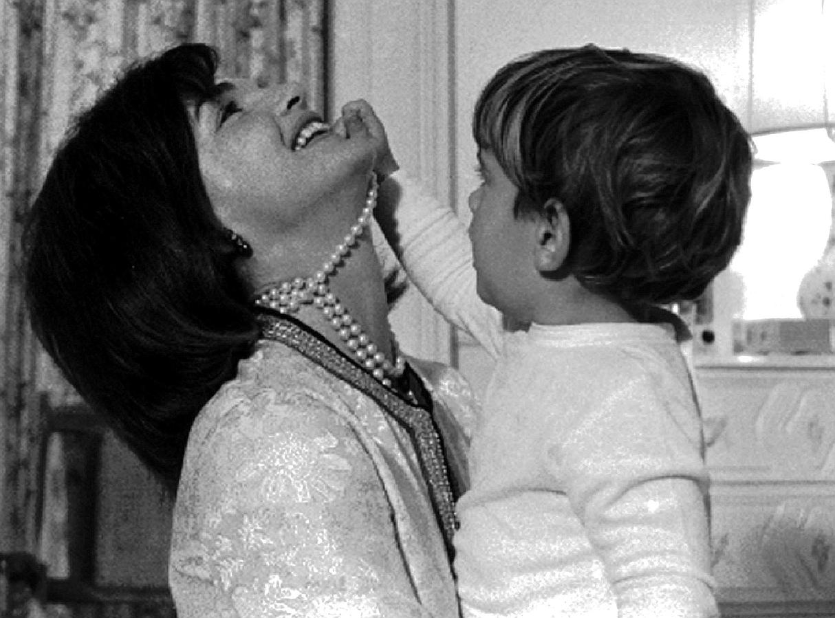 John Kennedy Jr. juega con el collar de perlas de su madre