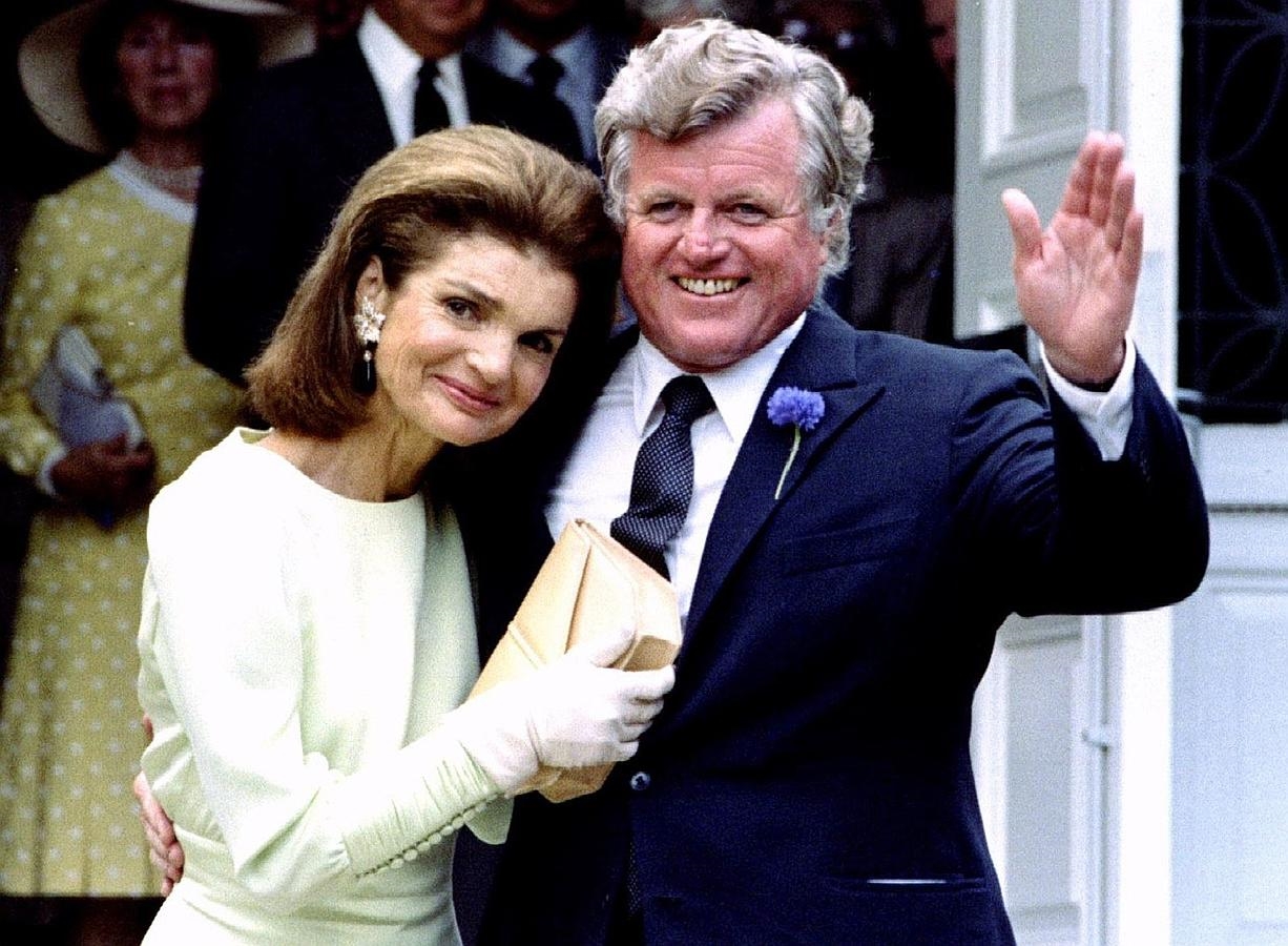 Jacqueline Kennedy con Edward Kennedy, hermano del presidente John F. Kennedy