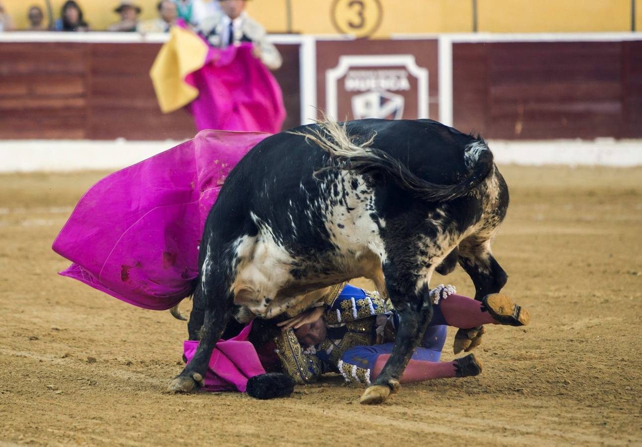 "Paquirri" sufre una cogida por el cuarto toro de la tarde durante la corrida de la Feria de San Lorenzo de Huesca