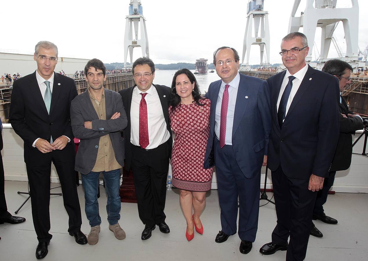 De izquierda a derecha: el conselleiro de Industria, el alcalde de Ferrol, el presidente de PMI Norteamérica, la madrina del flotel, el presidente de Navantia y el delegado del Gobierno en Galicia