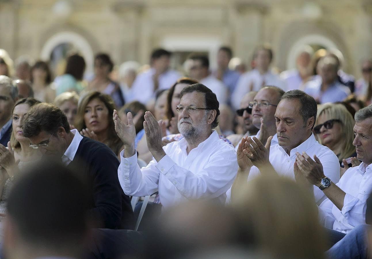 Rajoy aplaude una de las intervenciones en el inicio del curso político en Galicia