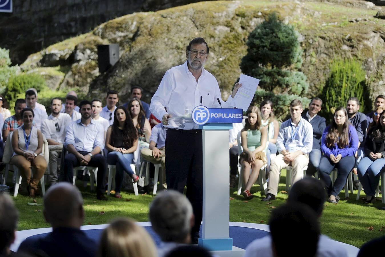 Rajoy muestra la carta de la Diputación de Pontevedra, que no quiere que el PP se reúna más en Soutomaior 