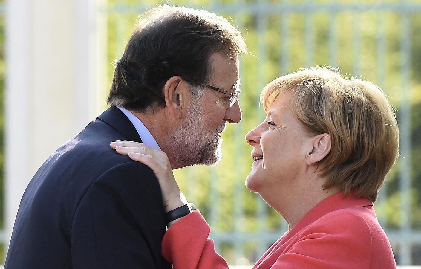 Rajoy y Merkel se han saludado con un beso ante las banderas de España, de Alemania y de la Unión Europea 