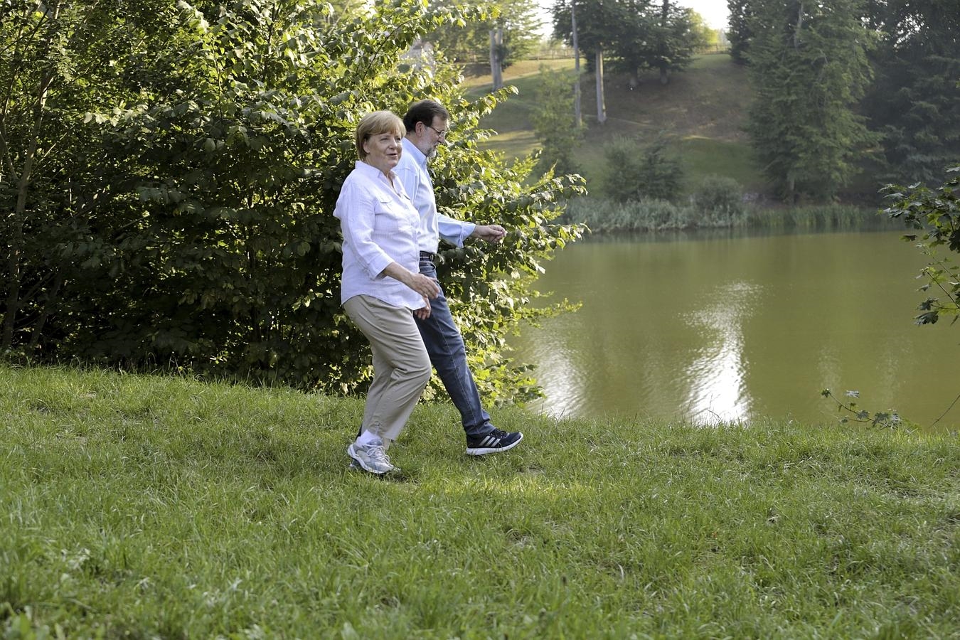 Antes de iniciar sus reuniones, ambos han dado un paseo en torno al lago Huwenow, situado en el mismo castillo de Meseberg