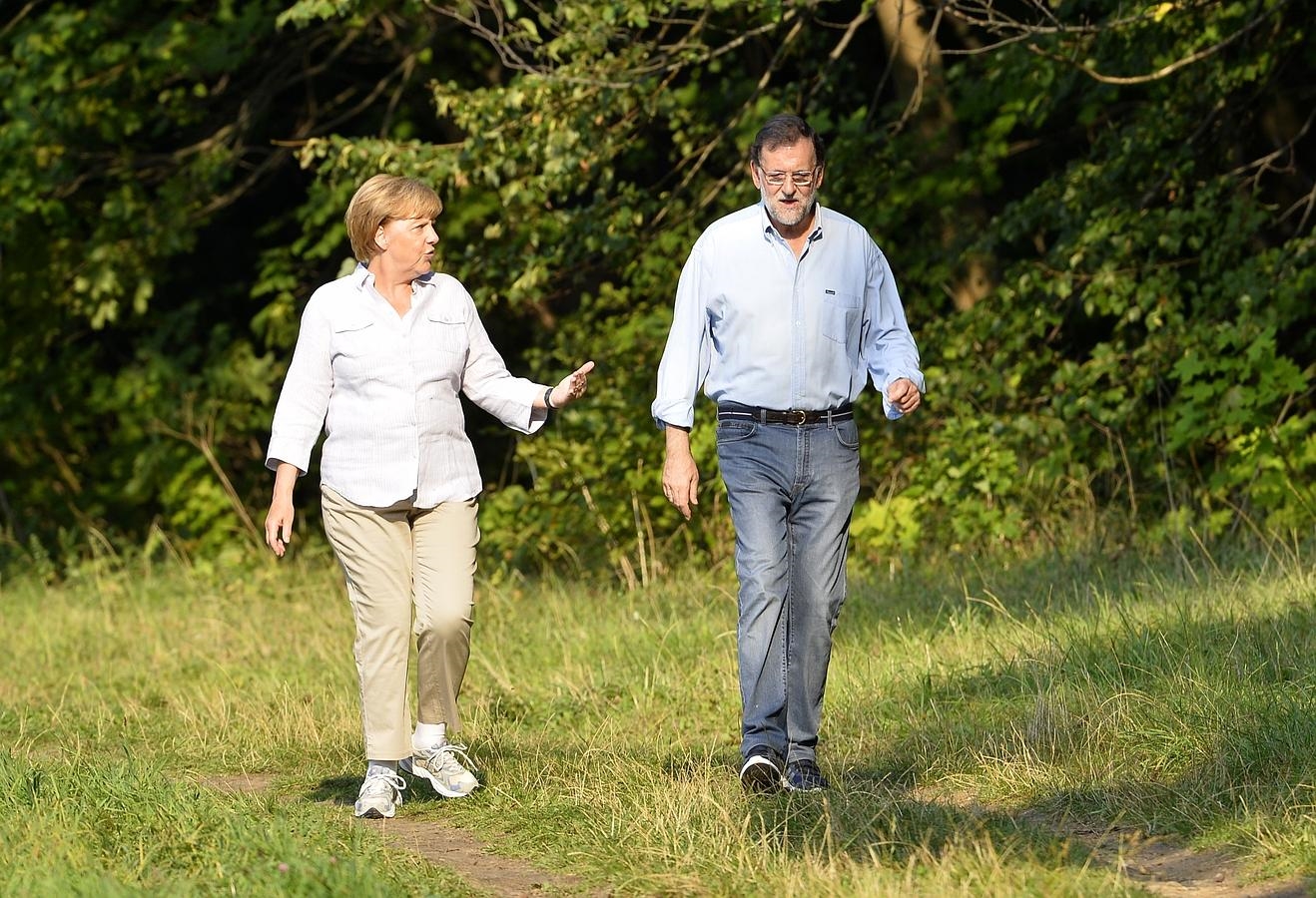Merkel y Rajoy han charlado de forma distendida por los jardines del castillo de Meseberg