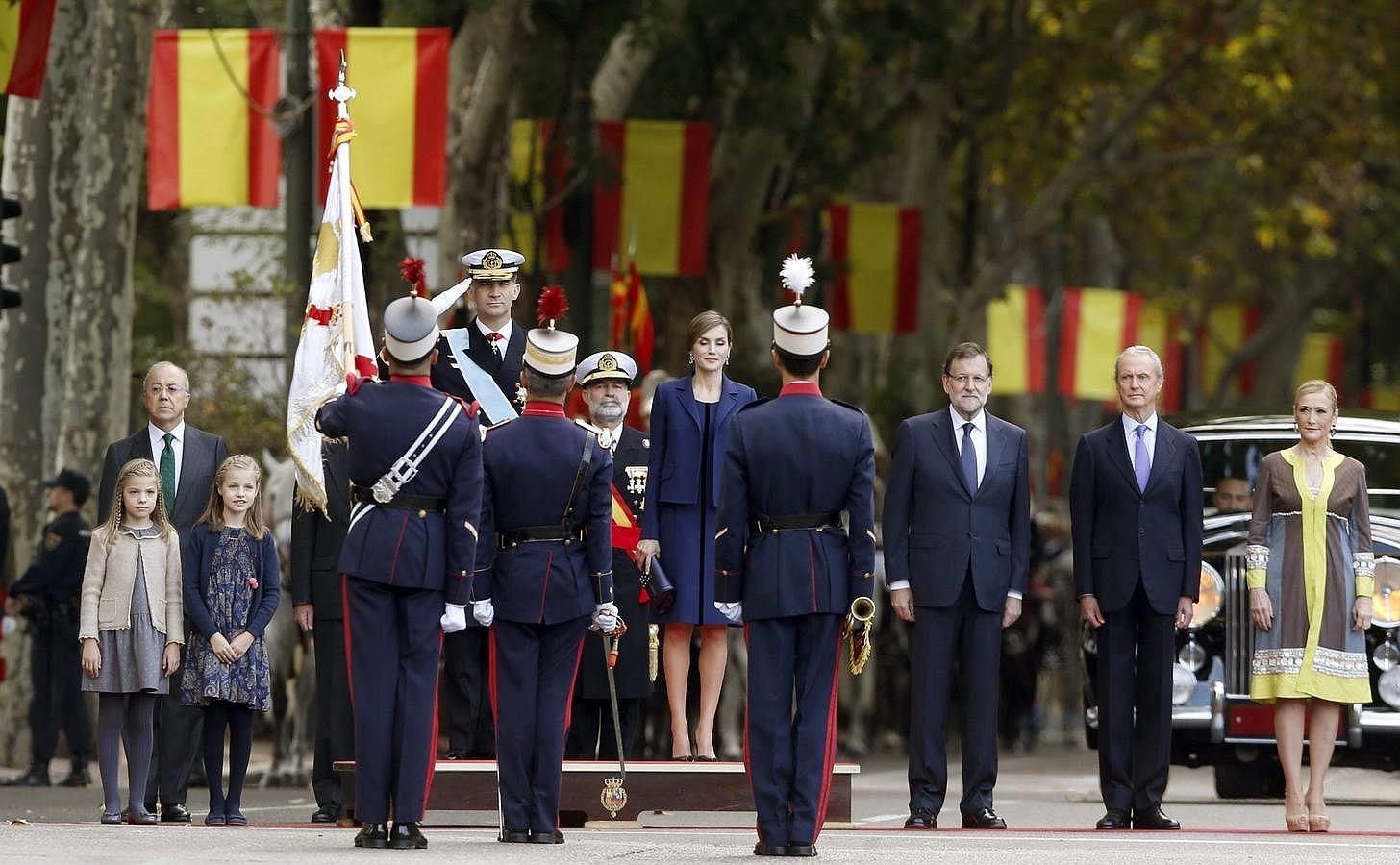 Los Reyes Felipe y Letizia, acompañados por sus hijas la Princesa Leonor y la Infanta Sofía, presiden junto a Mariano Rajoy el desfile del Día de la Fiesta Nacional