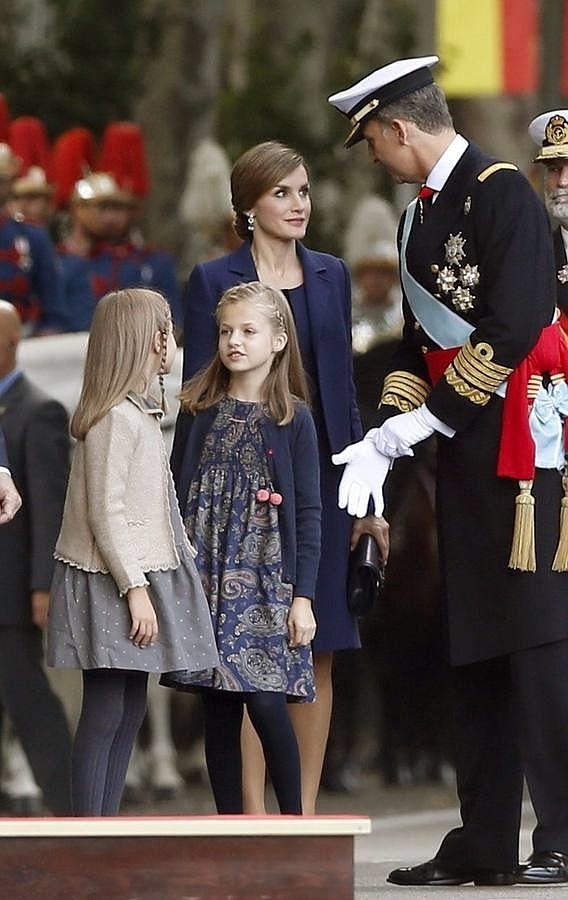 Los Reyes, acompañados de sus hijas la Princesa Leonor y la Infanta Sofía, durante el desfile del Día de la Fiesta Nacional