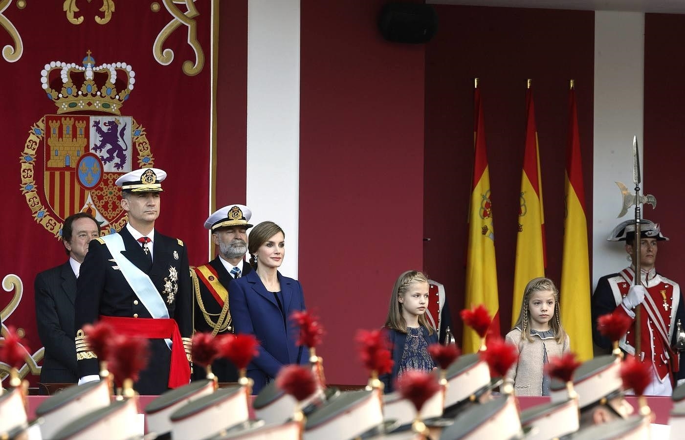 Los Reyes, acompañados de sus hijas la Princesa Leonor y la Infanta Sofía, presidente el desfile del Día de la Fiesta Nacional desde la Plaza Cánovas del Castillo, en Madrid