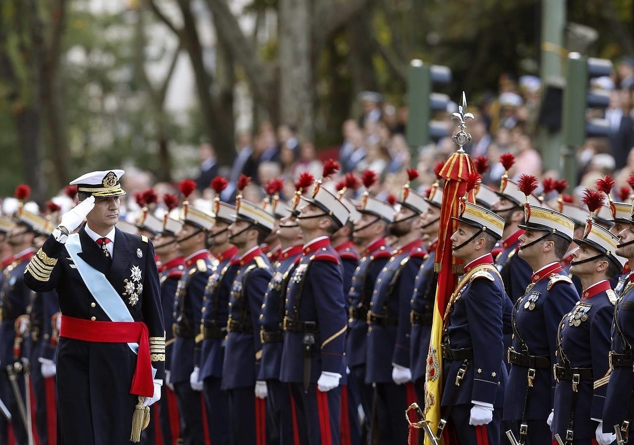 El Rey, vestido con el uniforme de Capitán General de la Armada, pasa revista al inicio del desfile del Día de la Fiesta Nacional