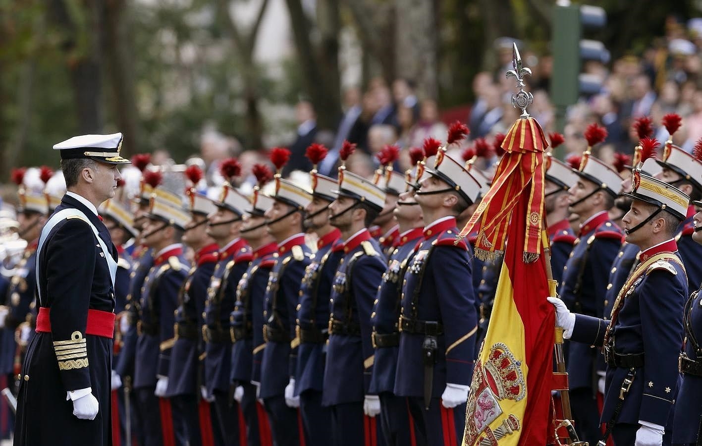 El Rey, vestido con el uniforme de Capitán General de la Armada, al inicio del desfile del Día de la Fiesta Nacional