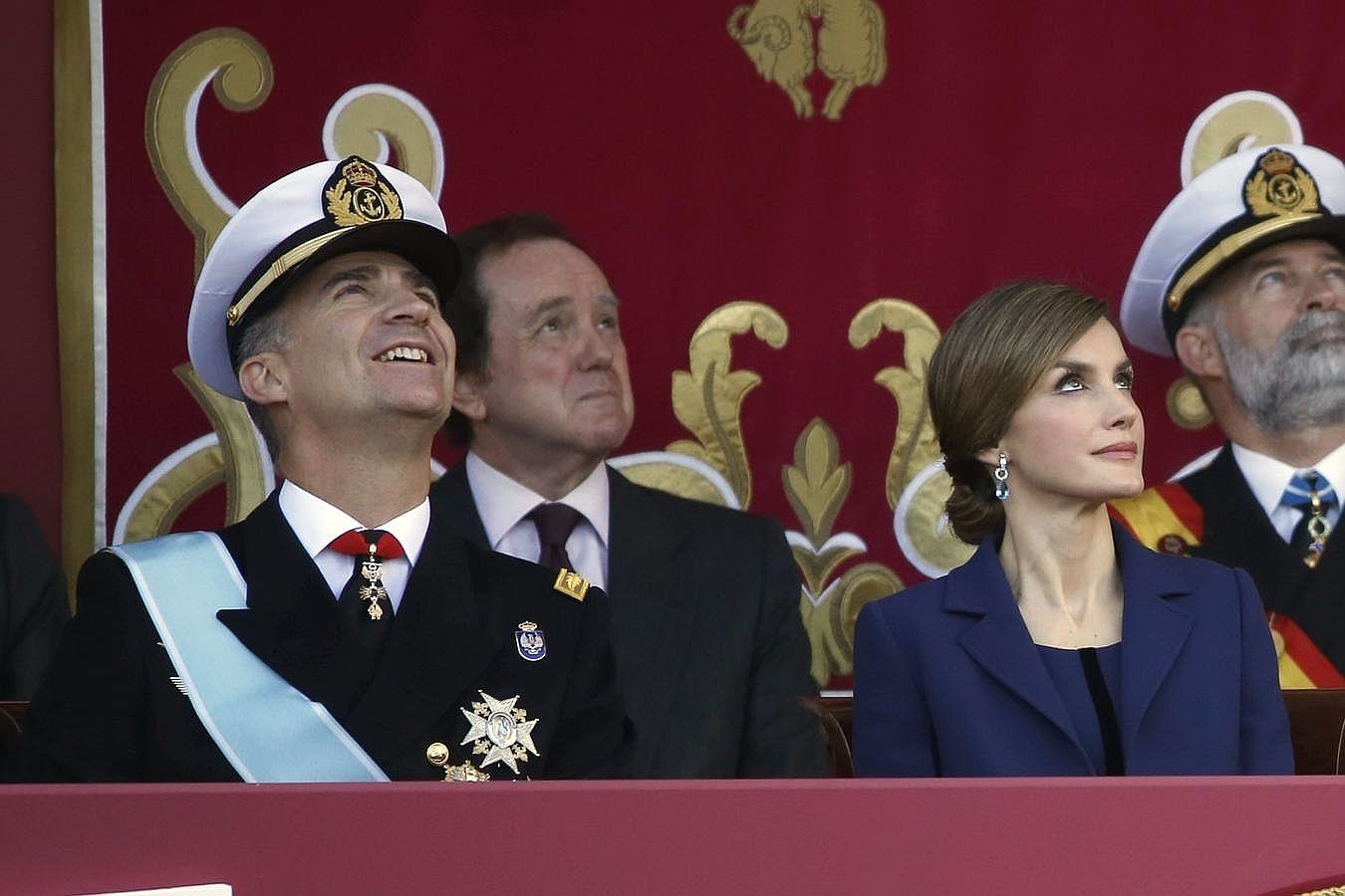 Los Reyes Felipe y Letizia observan el paso de una agrupación aérea durante el desfile del Día de la Fiesta Nacional