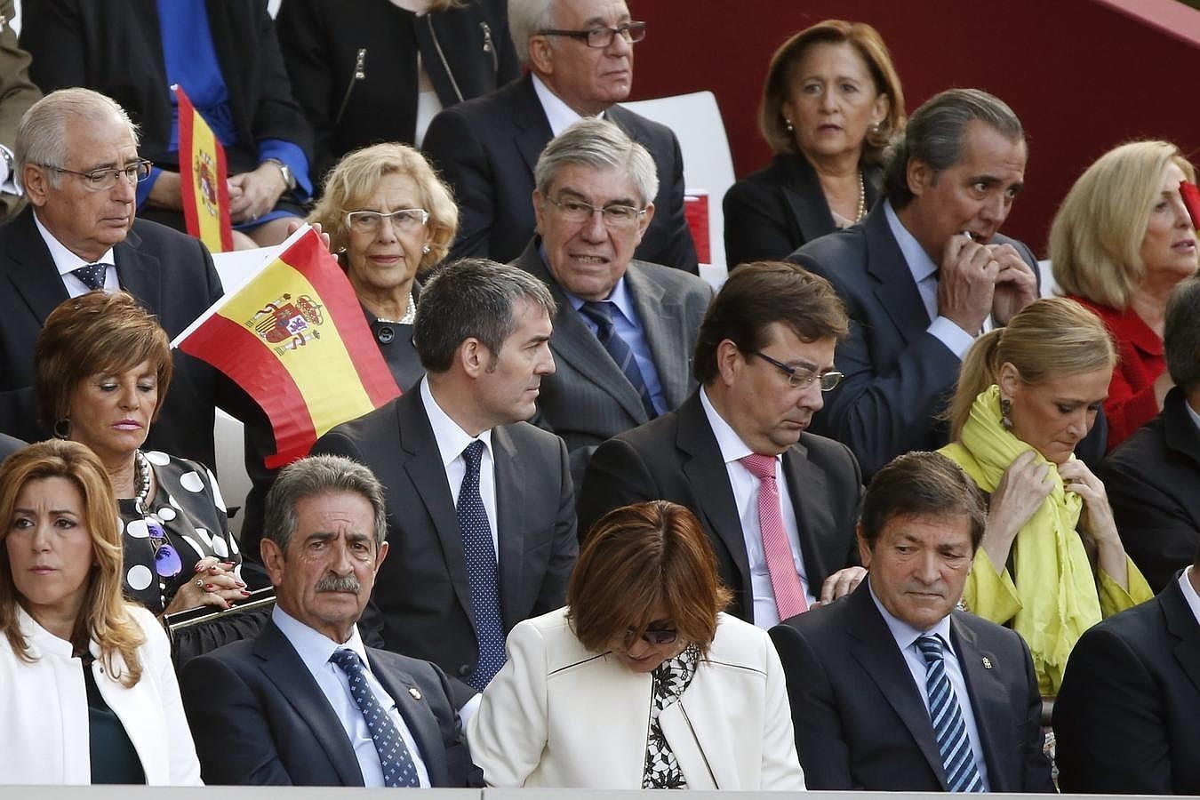 Los presidentes autonómicos y la alcaldesa de Madrid, Manuela Carmena, asisten al desfile del Día de la Fiesta Nacional en Madrid