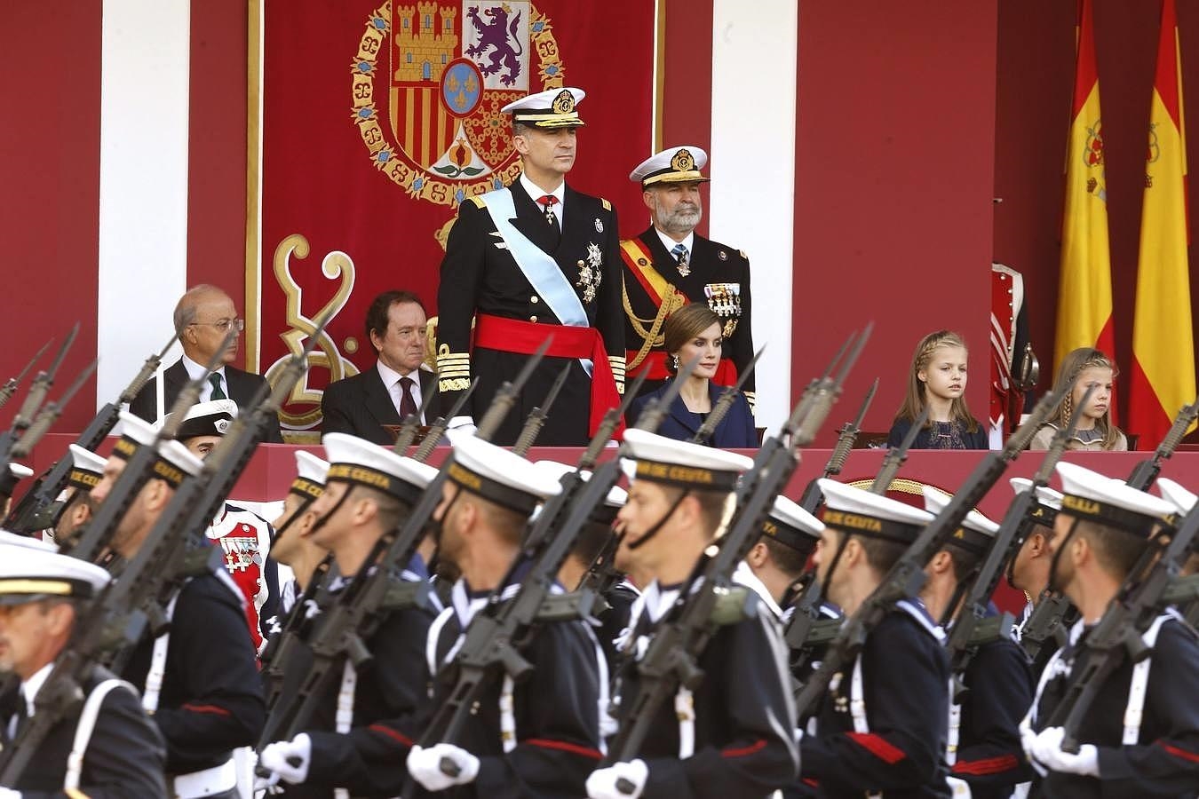 Los Reyes presiden el desfile del Día de la Fiesta Nacional al paso de la Infantería de la Marina 
