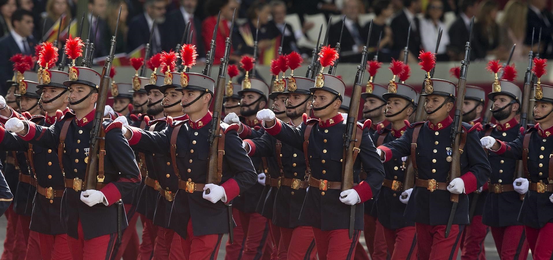 Más de tres mil soldados han desfilado ante los monarcas este lunes