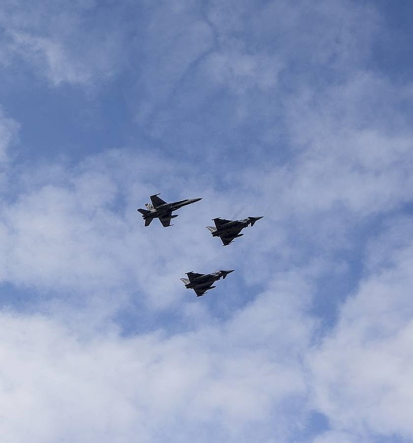 Dos Eurofighter (los reyes del desfile) junto a un F-18