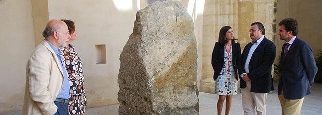Una estela del Neolítico hallada en el espigón de La Puntilla se expone ya en el museo local