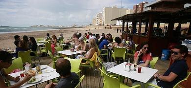 Los turistas que visitan Cádiz gastan menos que nunca