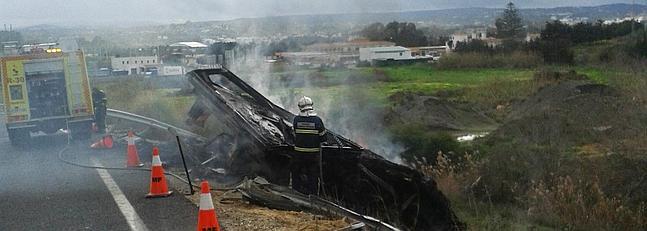 Vuelca y sale ardiendo un camión en Torreguadiaro