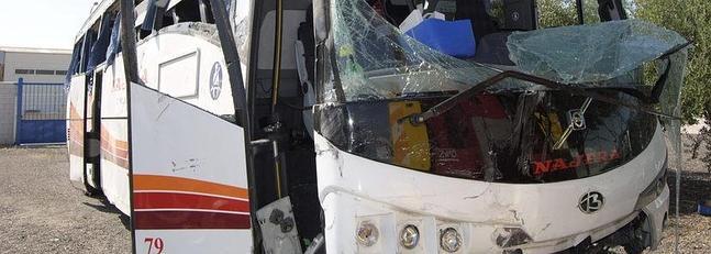Casi 50 heridos tras volcar un autobús en la autopista A-4