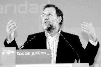 Zapatero demuestra en dos aos un estilo  de gobernar que es la anttesis del de Aznar