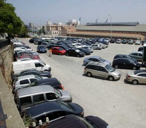 El Ayuntamiento ordena el desalojo del 'parking' de la Cuesta de las Calesas