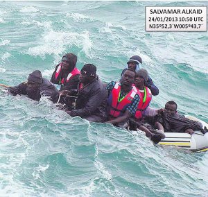 Rescatados 16 'sin papeles' en un día de alto riesgo en el Estrecho