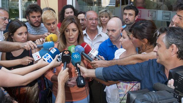Susana Díaz a las puertas de su agrupación en 2014, tras votar en las primarias a favor de Pedro Sánchez