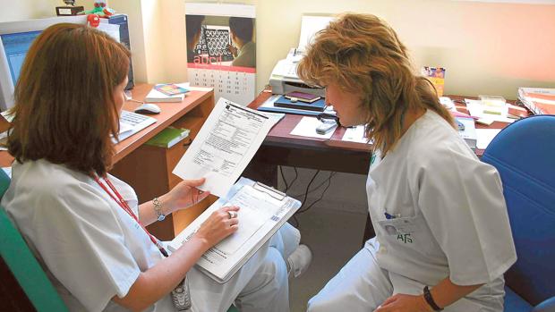 Dos enfermeras en su puesto de trabajo