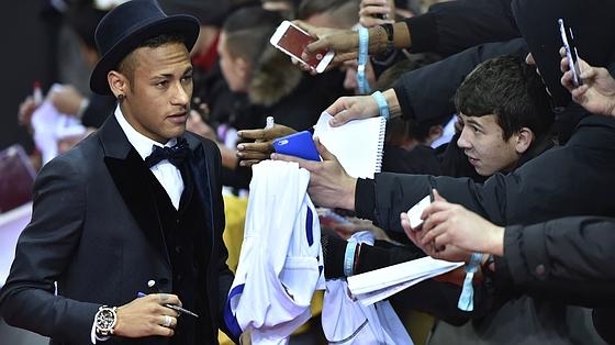 Neymar, rodeado de fans