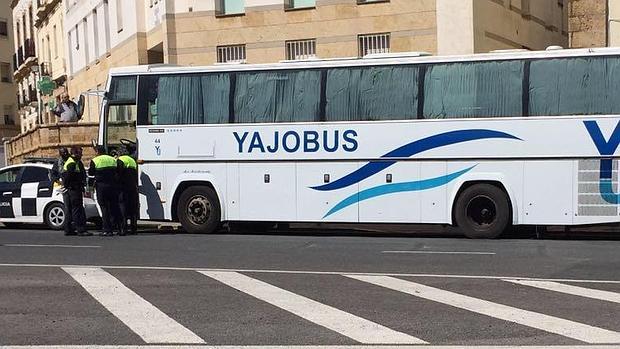 La Policía retiene al autobús cerca de las Puertas de Tierra