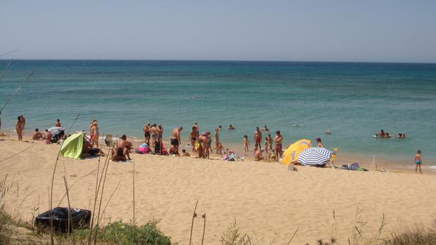 Los ecologistas izan 14 banderas negras en las playas de Cádiz 