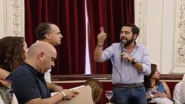 Un miembro de Podemos Cádiz a un concejal socialista: «Vais a tener que ir con escolta» VIDEO1-kX4E--620x349@abc