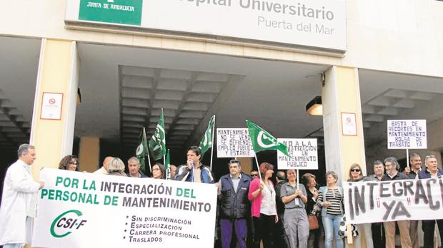 Trabajadores y sindicalistas, en una protesta en el Hospital Puerta del Mar de Cádiz