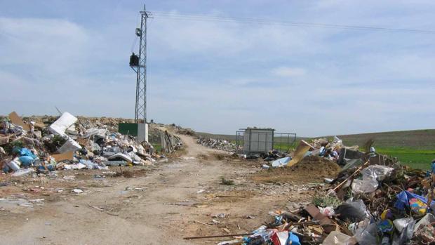 Imagen de archivo de depsito irregular de residuos en Sanlcar de Barrameda