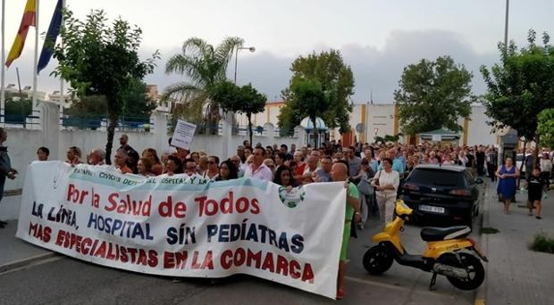 Imagen de la manifestación en La Línea en demanda de mejoras sanitarias.