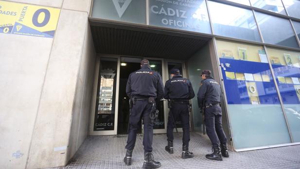 La Policía registra las oficinas del Cádiz C.F.
