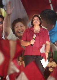 Lourdes Flores persigue ser la primera presidenta de Per