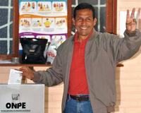 Los candidatos Humala y Garca emiten sus votos en las elecciones peruanas