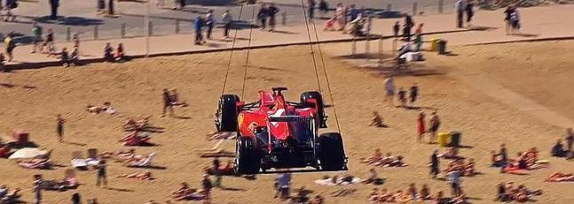 Un Ferrari vuela sobre Barcelona en un acto del Banco Santander